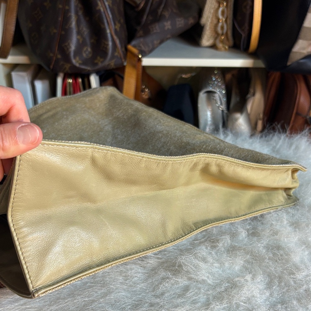 CHANEL Beige Tote with Wooden Handles - Picture 14 of 17